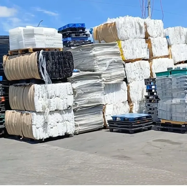 Pacas de material plástico postindustrial en Regio Plastic Solutions